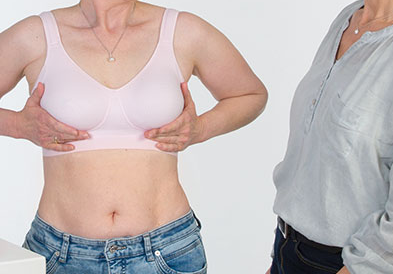 Eine Frau trägt ihre fertige Brustprothese